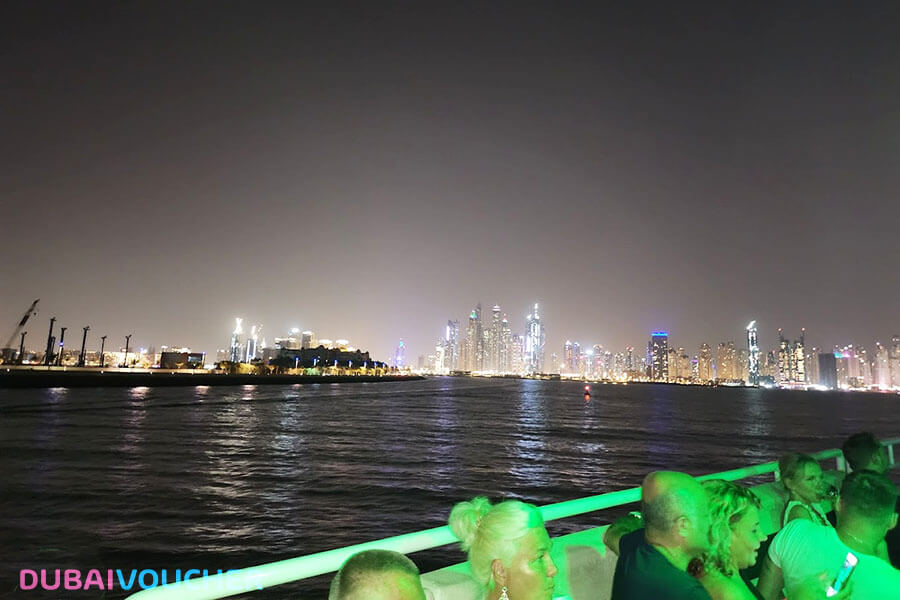 نمای شهر از روی کشتی لوتوس دبی